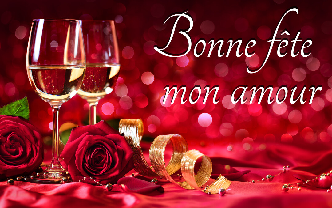 Deux verres de vin blanc sont posés à côté de roses rouges et d'un ruban doré, sur un tissu de satin rouge avec un fond lumineux.