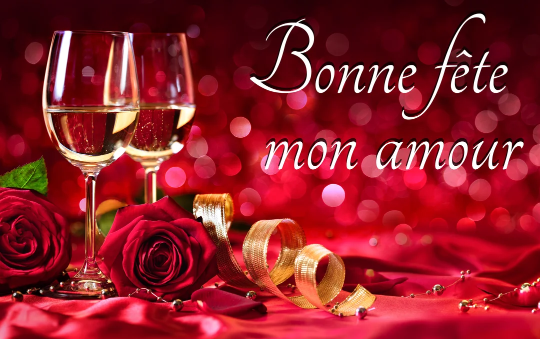 Deux verres de vin blanc sont posés à côté de roses rouges et d'un ruban doré, sur un tissu de satin rouge avec un fond lumineux.
