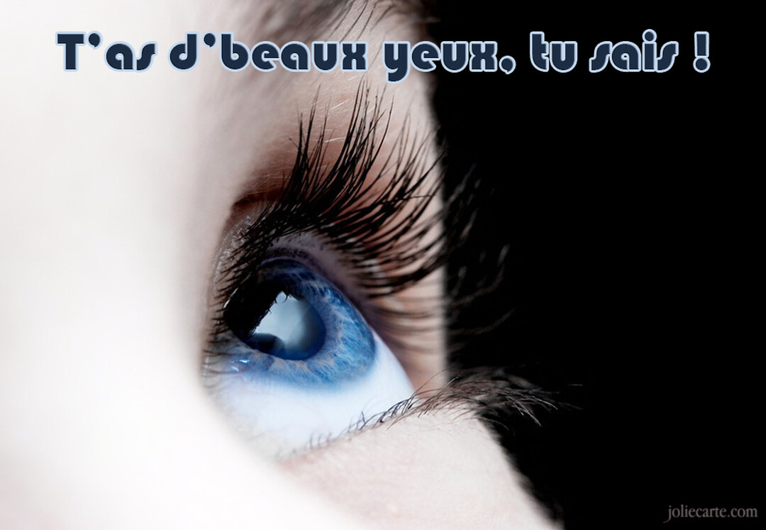 Photographie en gros plan d'un œil humain à l'iris d'un bleu vif, avec de longs cils noirs, sur un fond sombre et contrasté.