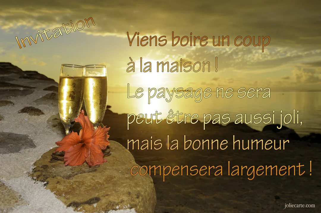 Deux flûtes de champagne sont posées sur un rocher au bord de la mer, avec une fleur d'hibiscus rouge, sous un ciel de coucher de soleil.