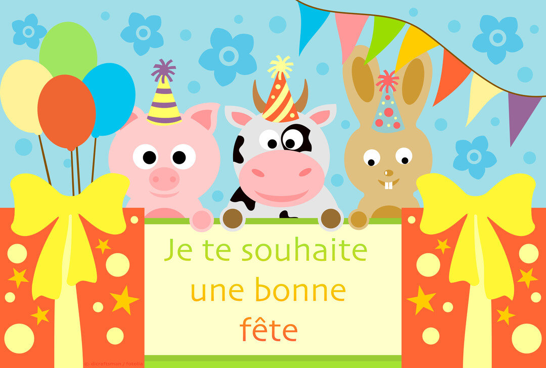 Un cochon, une vache et un lapin, coiffés de chapeaux de fête, sourient derrière des cadeaux sur un fond bleu festif avec des ballons.