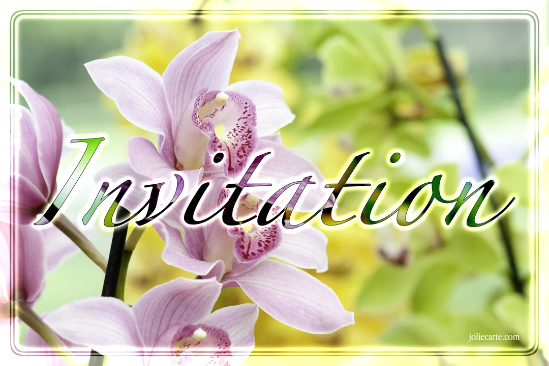 Une carte d'invitation illustrée par une photographie en gros plan d'orchidées roses sur un fond végétal flou vert et jaune.