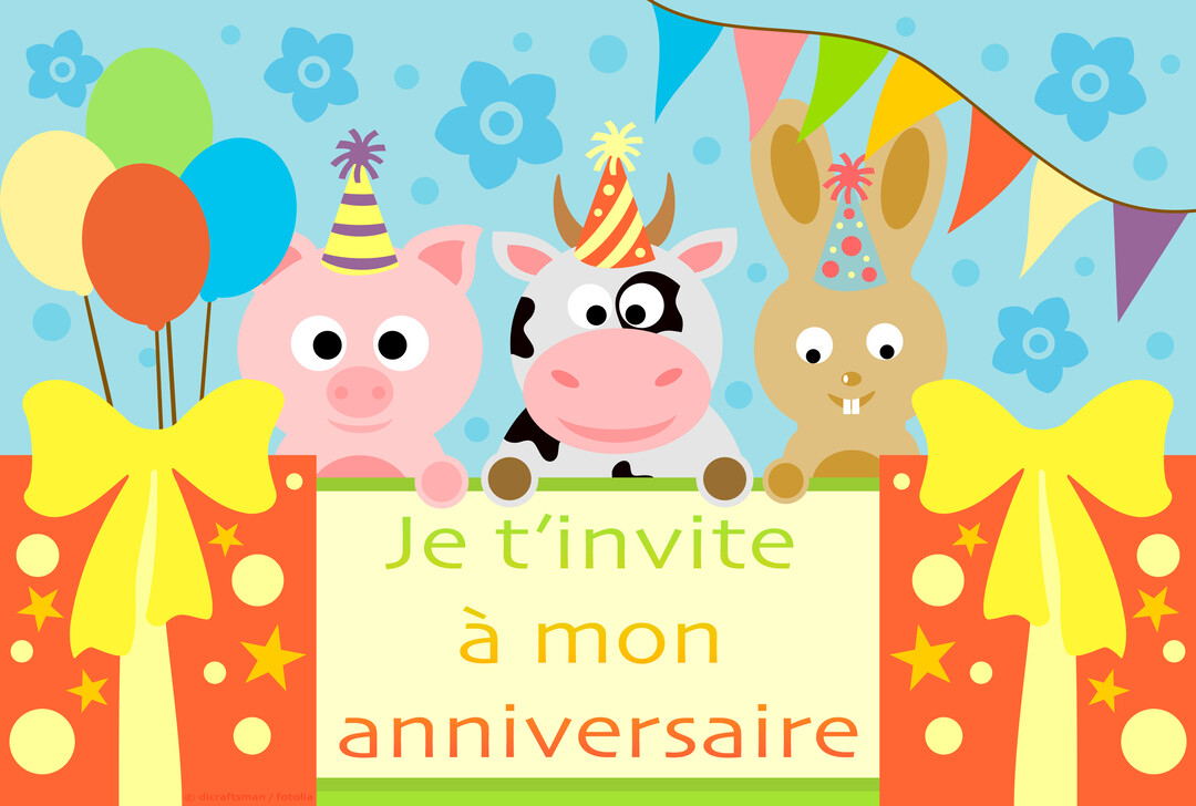 Une illustration enfantine montre un cochon, une vache et un lapin avec des chapeaux de fête, tenant une pancarte d'invitation d'anniversaire.