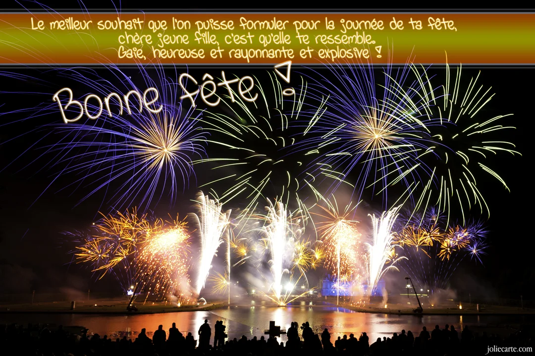 Un grandiose feu d'artifice aux couleurs vives éclate dans la nuit, se reflétant sur l'eau où des silhouettes admirent le spectacle festif.