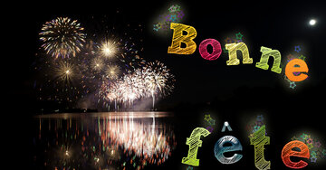 Carte de bonne fête avec un feu d'artifice spectaculaire se reflétant sur l'eau, sous un ciel nocturne et la lune.