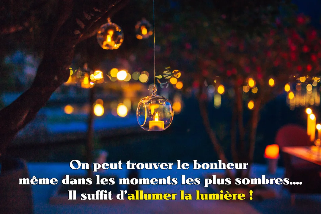 Une scène nocturne avec des bougies dans des suspensions en verre accrochées à des branches, illuminant l'obscurité avec une lueur dorée et chaleureuse.