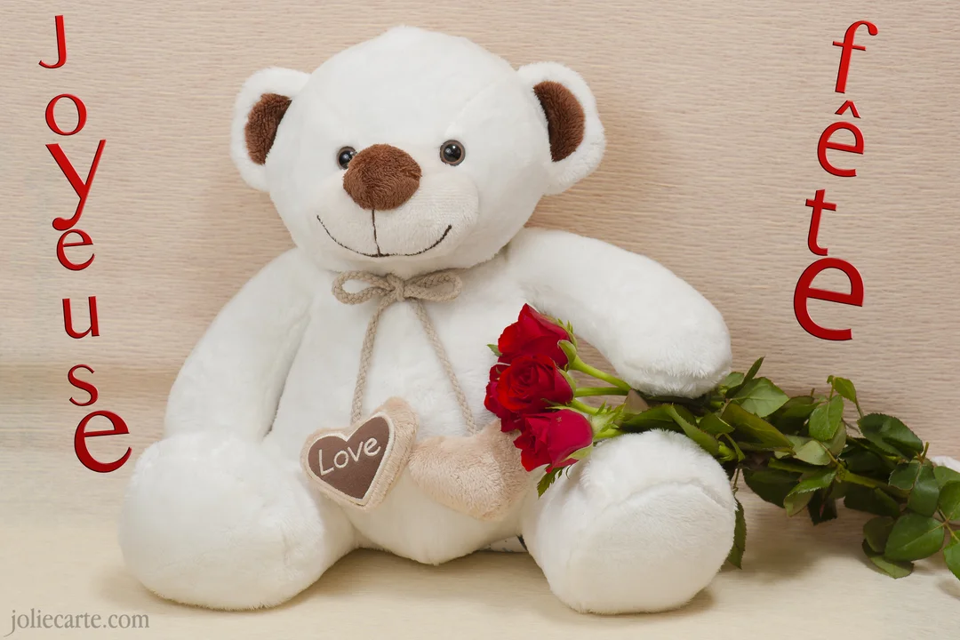 Un ours en peluche blanc est assis, tenant des roses rouges et deux cœurs, avec le texte 'Joyeuse fête' écrit en rouge.