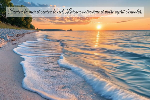 Carte d'été montrant un coucher de soleil sur une plage avec la citation poétique 'Sentez la mer et sentez le ciel.'