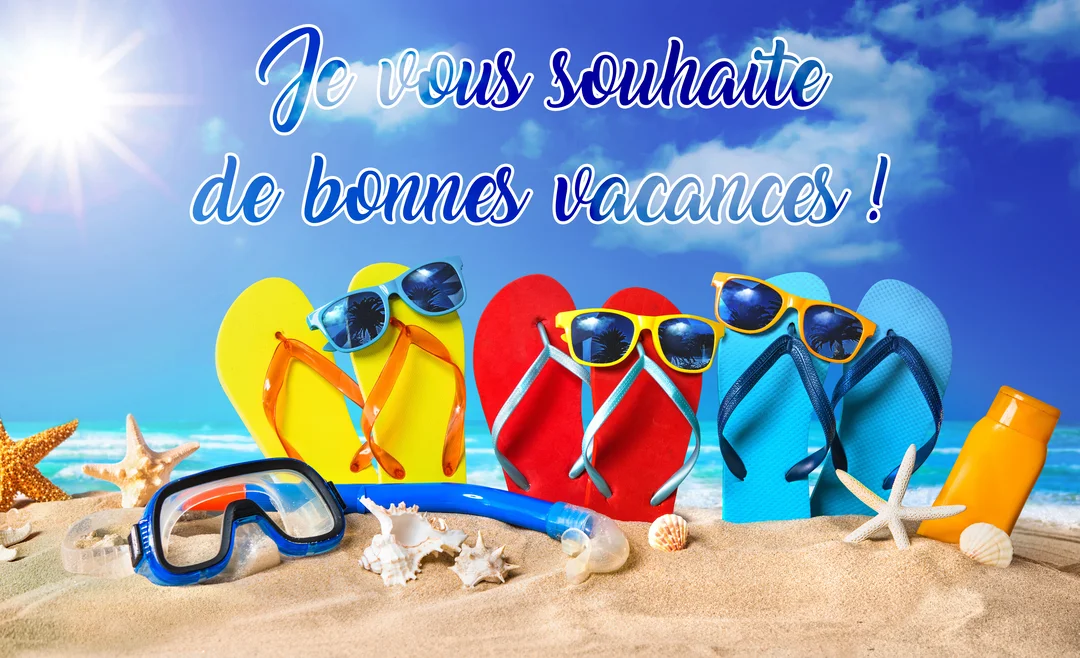 Une composition d'objets de plage sur le sable face à la mer, incluant tongs, lunettes de soleil, masque, tuba et crème solaire.