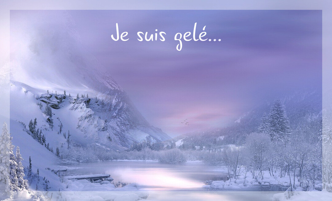 Un paysage hivernal de vallée montagneuse couverte de neige sous un ciel violet, avec un lac en partie gelé au premier plan.