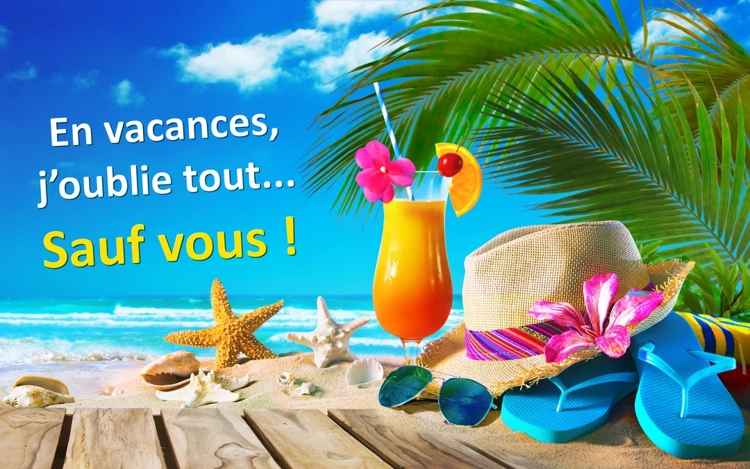 Scène de plage paradisiaque avec un cocktail, un chapeau et des tongs posés sur le sable, face à une mer turquoise sous un ciel bleu.