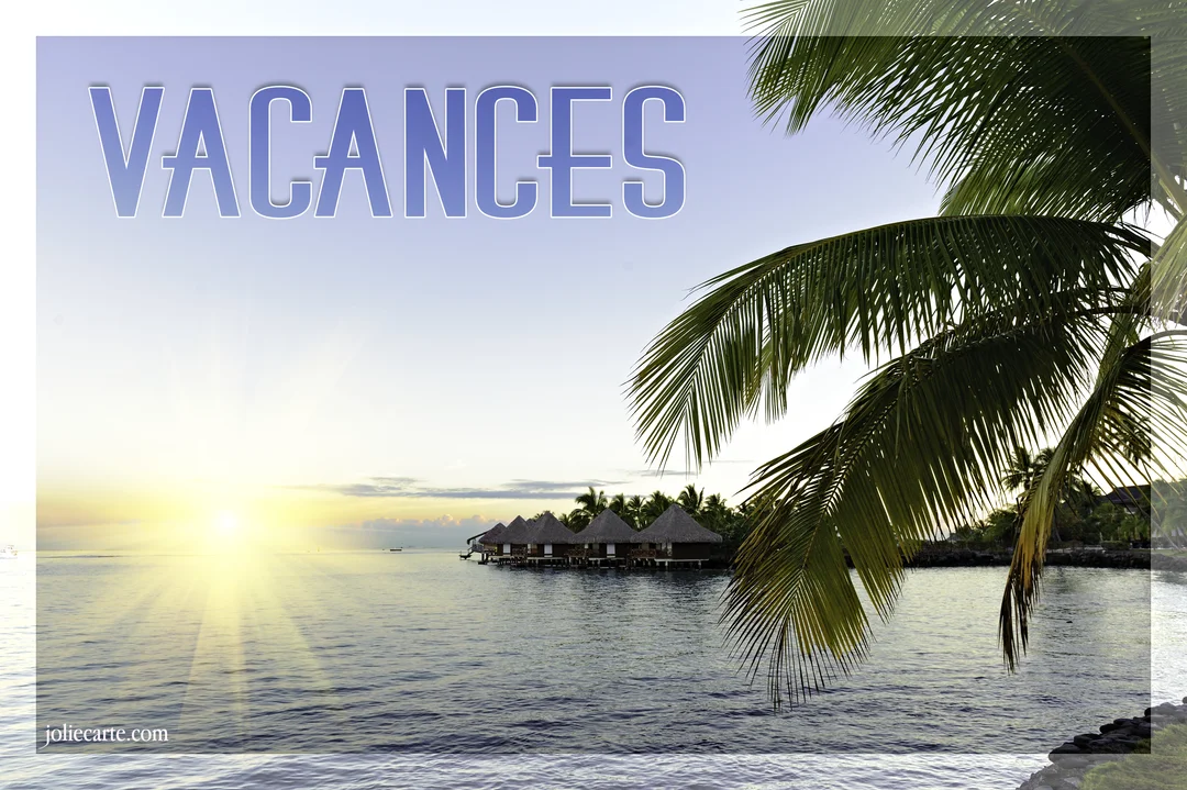 Paysage de vacances paradisiaque avec des bungalows sur pilotis dans un lagon calme sous un soleil levant et une feuille de palmier.