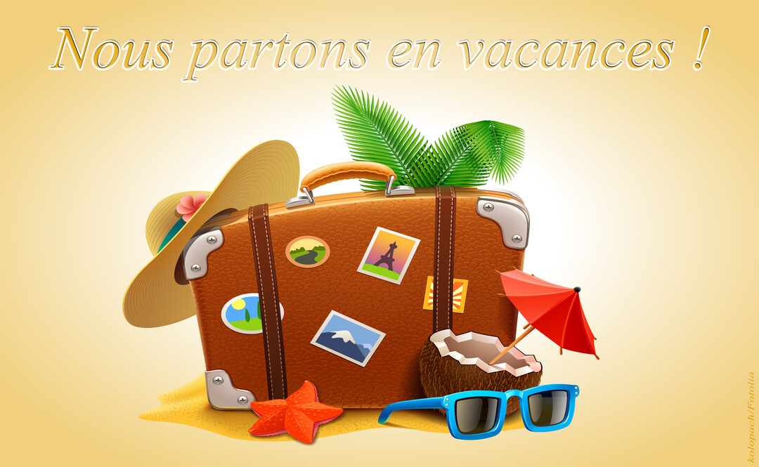 Une valise de voyage marron décorée d'autocollants est posée sur du sable avec un chapeau, des lunettes de soleil et une noix de coco.