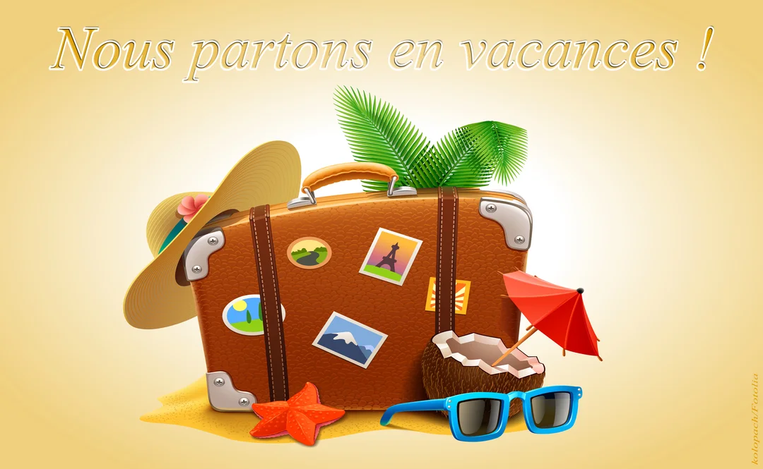 Une valise de voyage marron décorée d'autocollants est posée sur du sable avec un chapeau, des lunettes de soleil et une noix de coco.