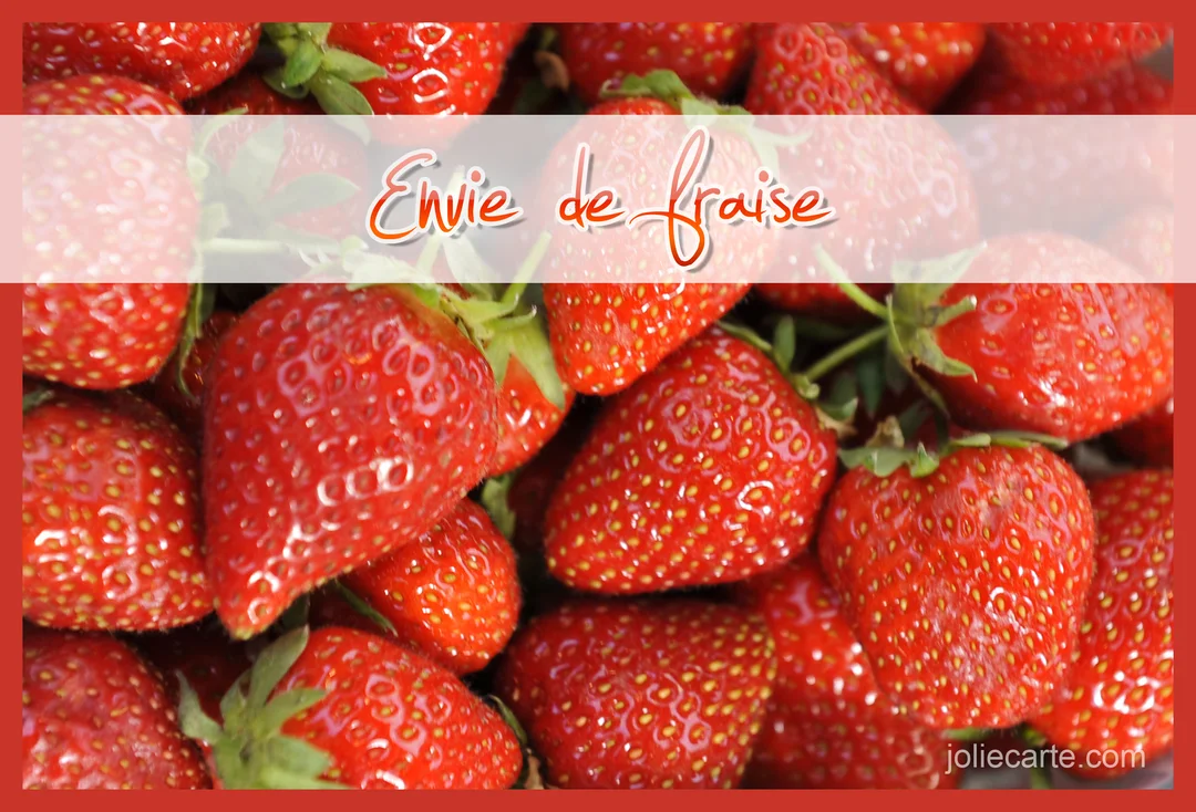 Une profusion de fraises rouges appétissantes en gros plan, avec leurs pédoncules verts, surmontées d'un bandeau blanc portant l'inscription 'Envie de fraise'.