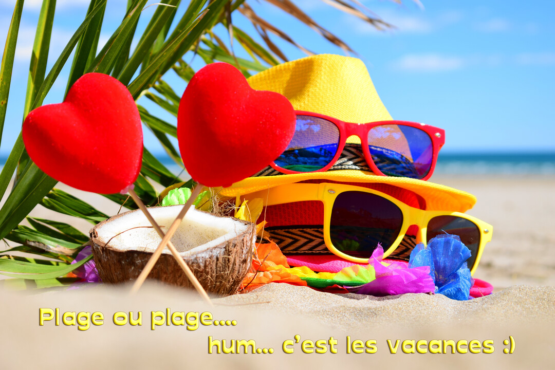 Une composition festive sur le sable d'une plage : chapeaux et lunettes colorés, une noix de coco et deux cœurs rouges.