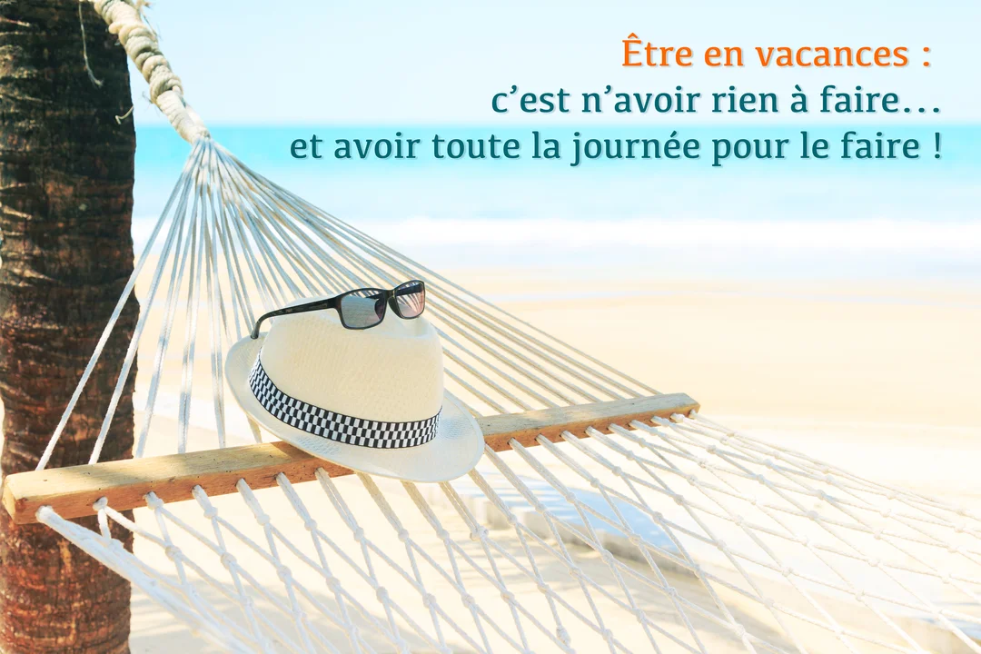 Un chapeau de paille et des lunettes de soleil sont posés sur un hamac en corde blanche, avec une plage tropicale en arrière-plan.