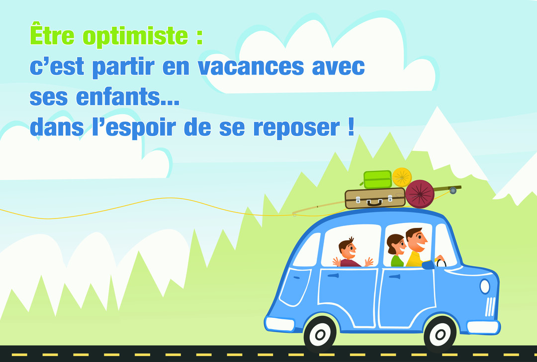 Une famille souriante roule dans une voiture bleue chargée de bagages, sur une route de montagne sous un ciel bleu avec des nuages.