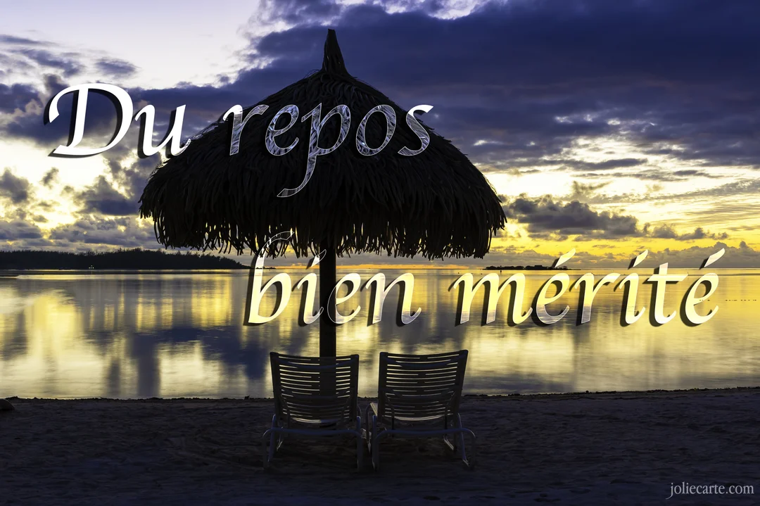 Scène de plage au crépuscule avec deux chaises longues vides sous un parasol de paille, face à une étendue d'eau calme et dorée.