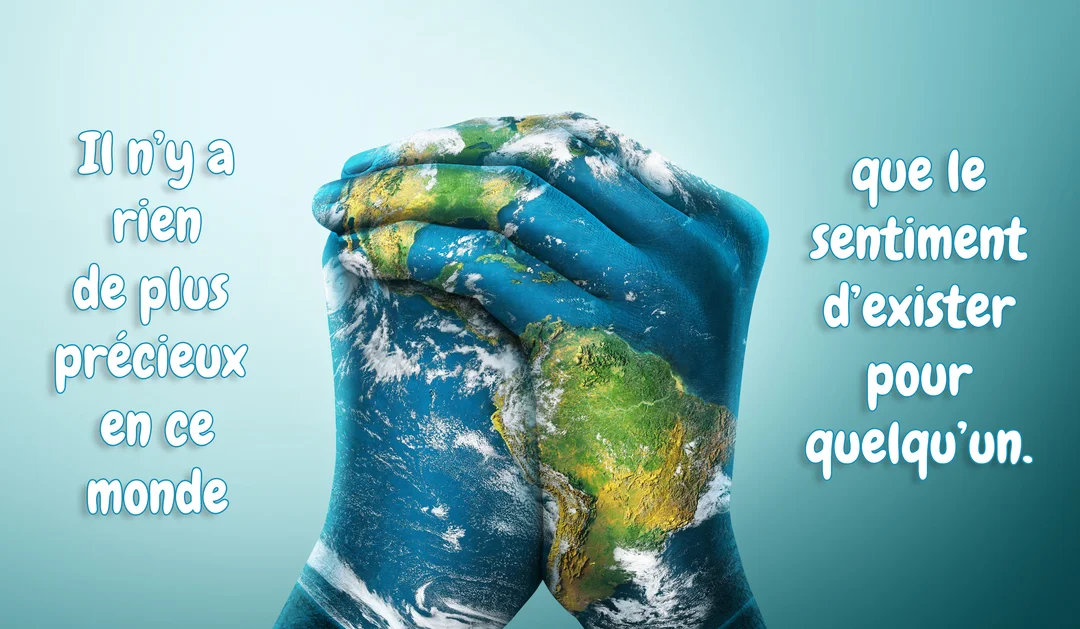 Deux mains jointes, dont la peau est une carte du monde, sont au centre sur un fond dégradé bleu-vert avec un texte.