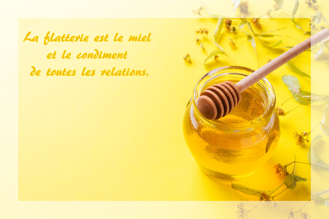 Un pot de miel en verre avec sa cuillère en bois est posé sur un fond jaune vif, à côté d'une citation manuscrite.