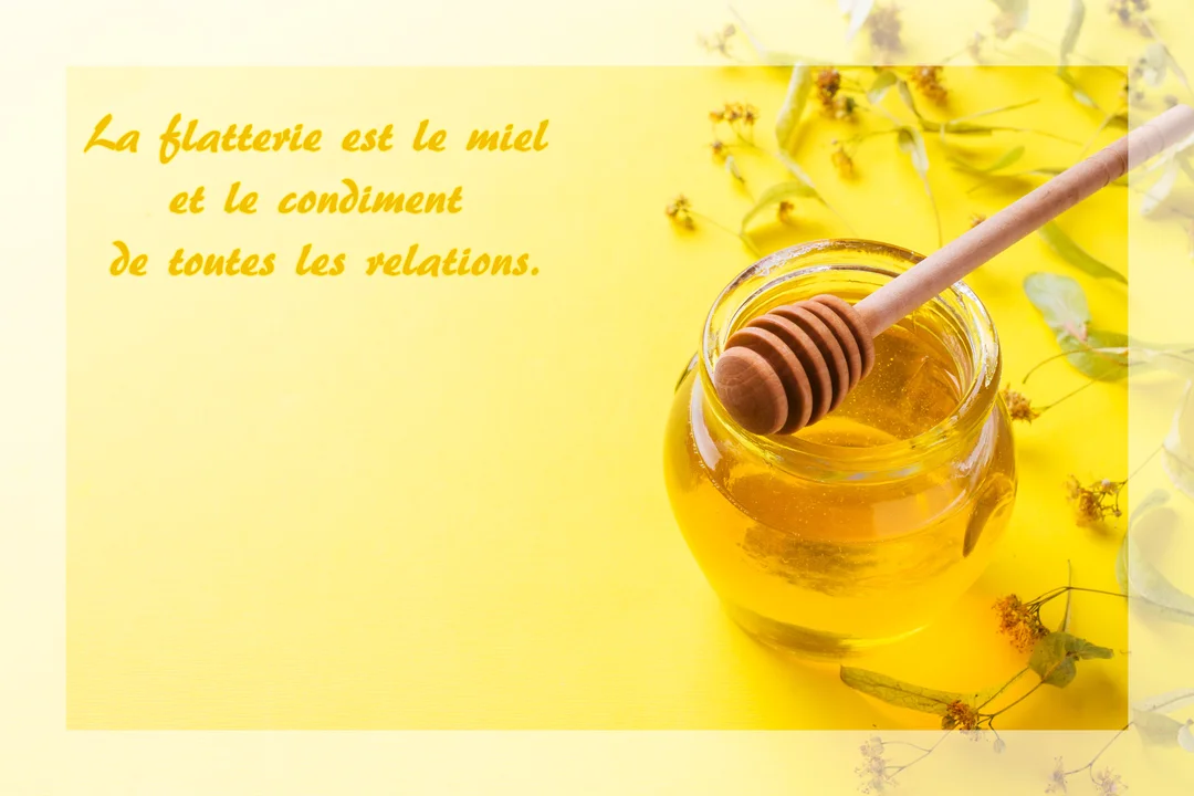 Un pot de miel en verre avec sa cuillère en bois est posé sur un fond jaune vif, à côté d'une citation manuscrite.