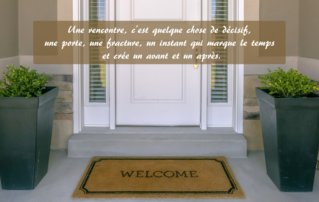 Une porte d'entrée blanche est encadrée par deux plantes en pot, avec un paillasson 'Welcome' et une citation superposée sur le temps.