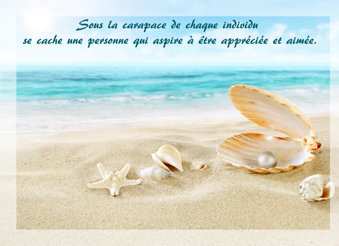 Une scène de plage ensoleillée avec des coquillages, une étoile de mer, et une perle nacrée reposant dans une coquille ouverte au premier plan.