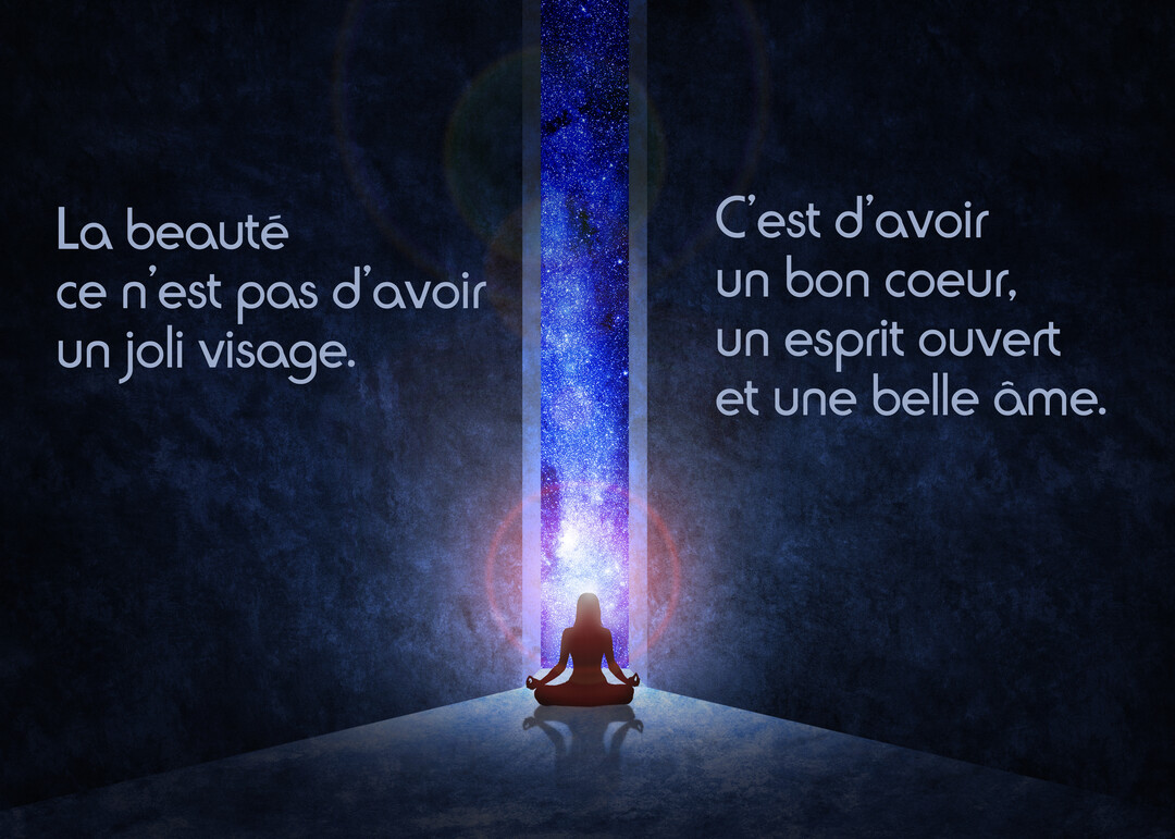 Une silhouette médite en position du lotus, illuminée par un faisceau de lumière galactique, avec une citation sur la beauté intérieure.