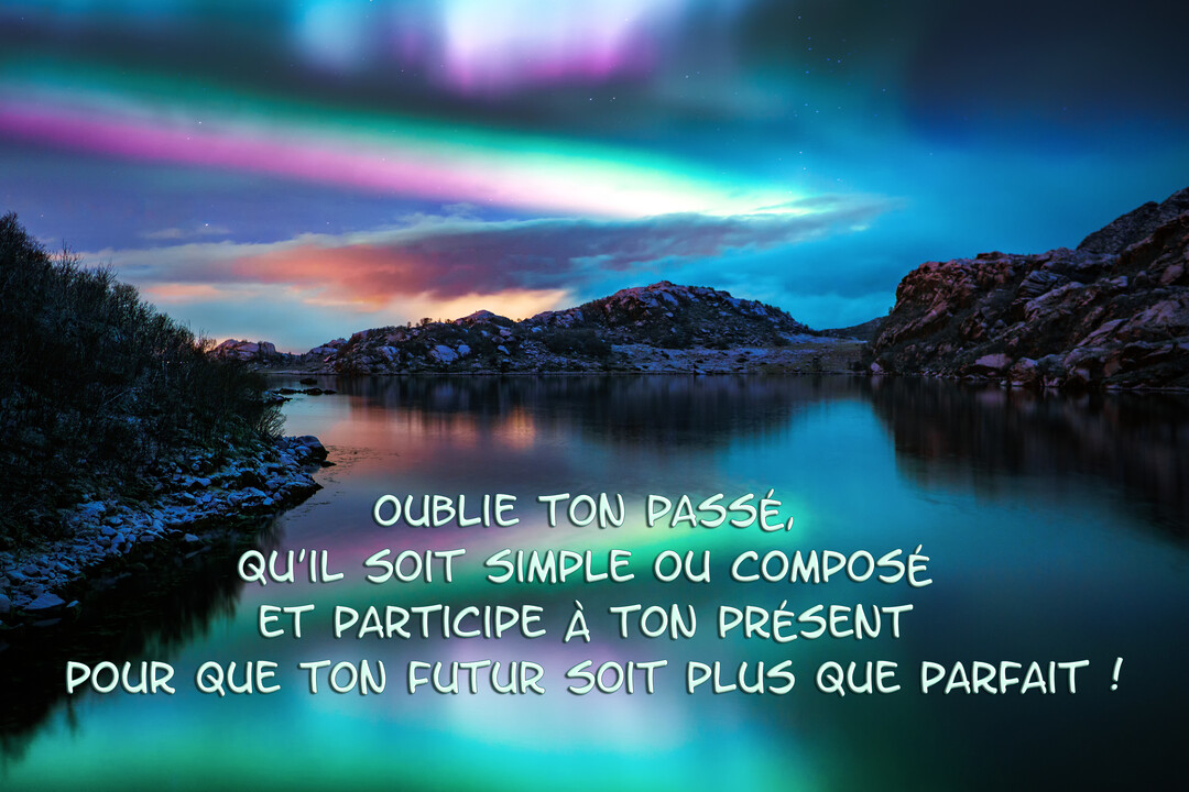 Un paysage nocturne serein où une aurore boréale multicolore illumine le ciel et se reflète dans les eaux calmes d'un lac entouré de montagnes.