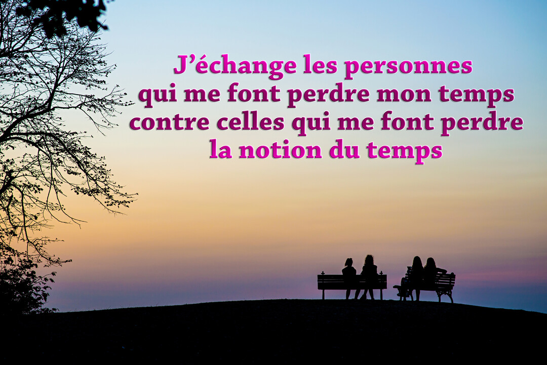 Silhouettes noires de quatre amies assises sur des bancs sur une colline, contemplant un ciel aux couleurs dégradées du coucher de soleil.