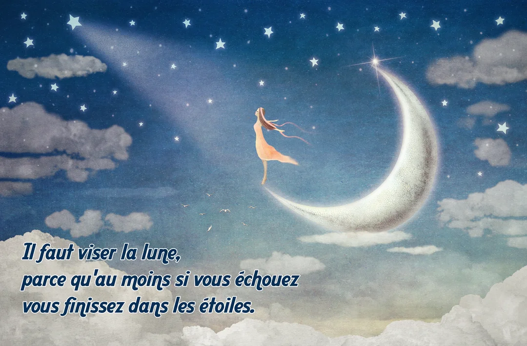Une femme en robe légère se tient sur la pointe d'un croissant de lune, contemplant un ciel nocturne rempli d'étoiles et de nuages.