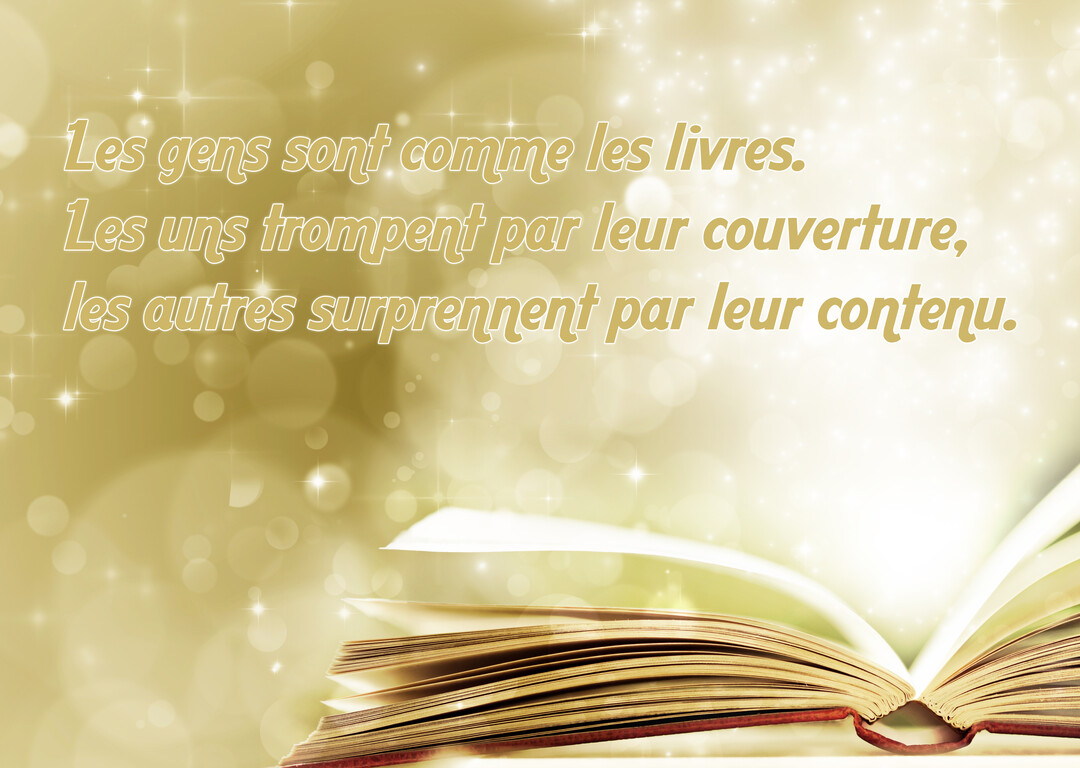 Un livre ancien ouvert est posé au premier plan sur un arrière-plan abstrait et lumineux de couleur or, avec des étincelles et le texte de la citation.