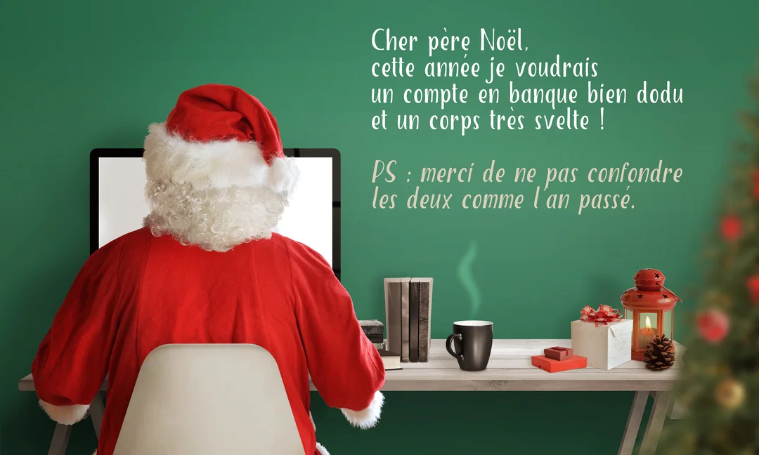 Le Père Noël est assis de dos à un bureau devant un ordinateur, sur un fond vert où est écrit un vœu de Noël humoristique.