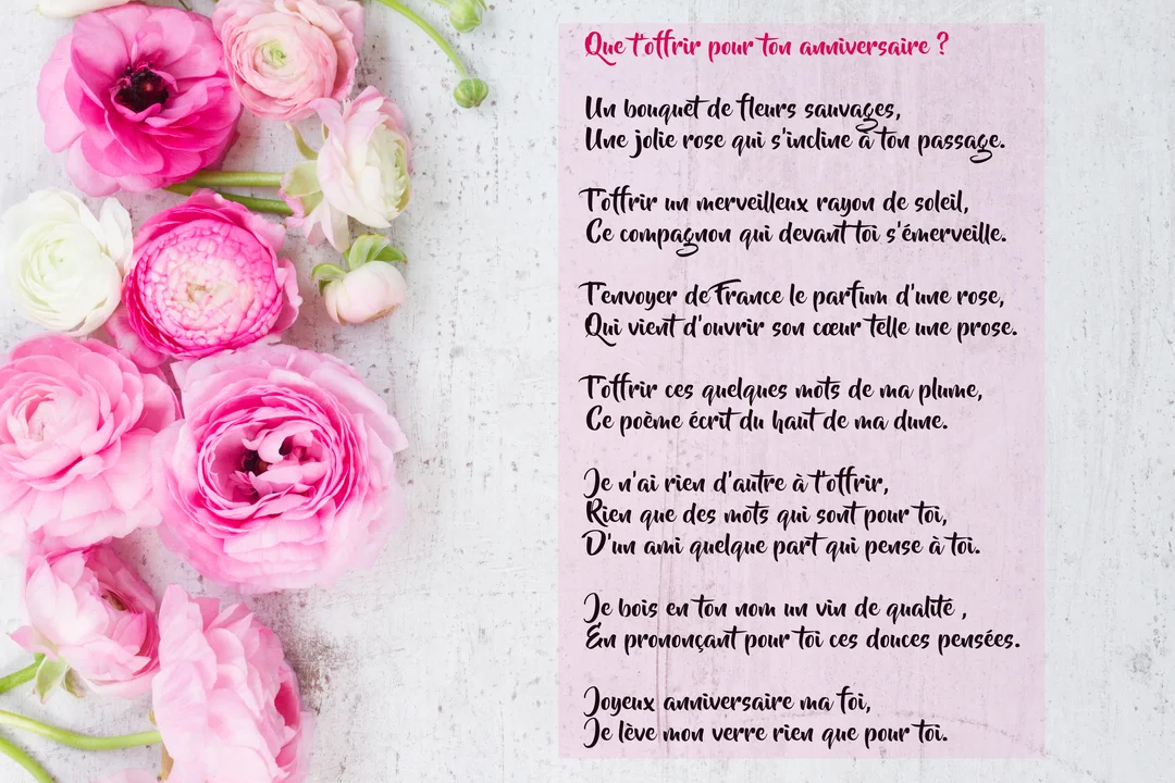 Sur un fond clair, un long poème d'anniversaire est écrit à côté de délicates fleurs de renoncules dans des tons de rose et de blanc.