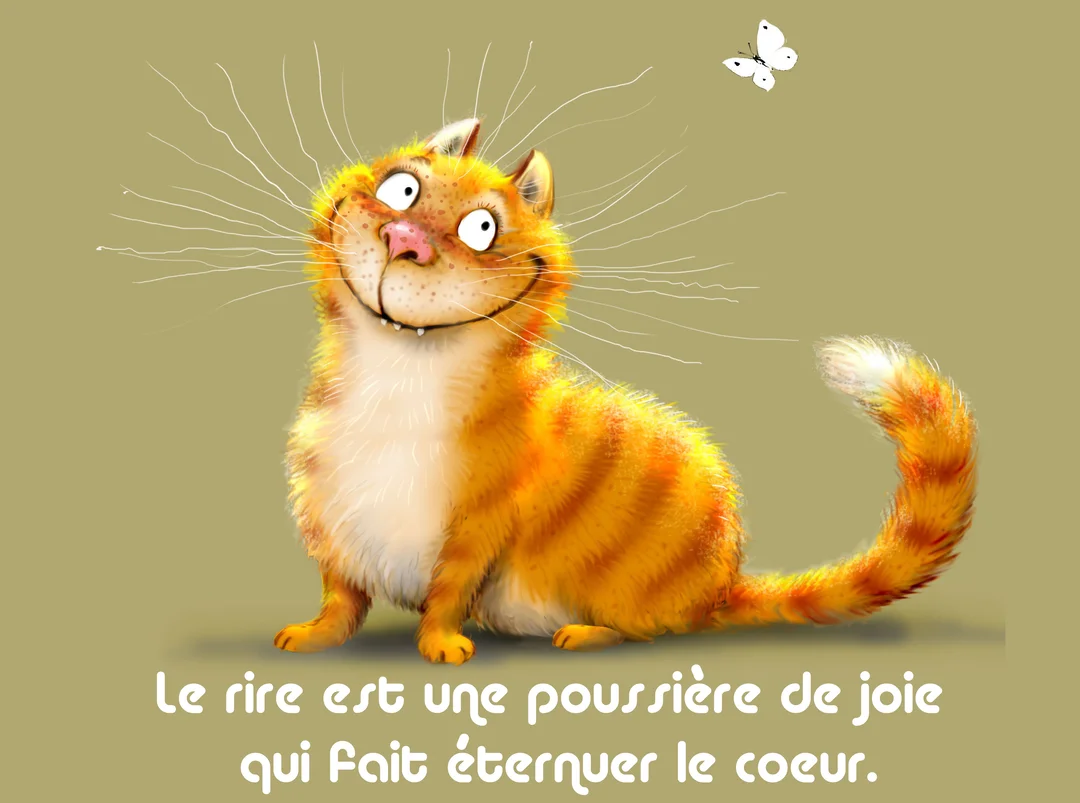 Sur un fond vert-olive, un chat roux tigré à l'air espiègle sourit largement en regardant un petit papillon blanc volant au-dessus de lui.