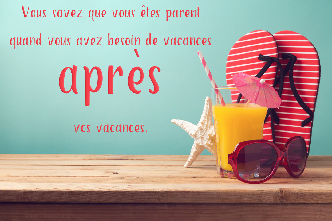 Sur une table en bois, des accessoires de plage comme des tongs et un verre de jus accompagnent une citation humoristique sur la parentalité.