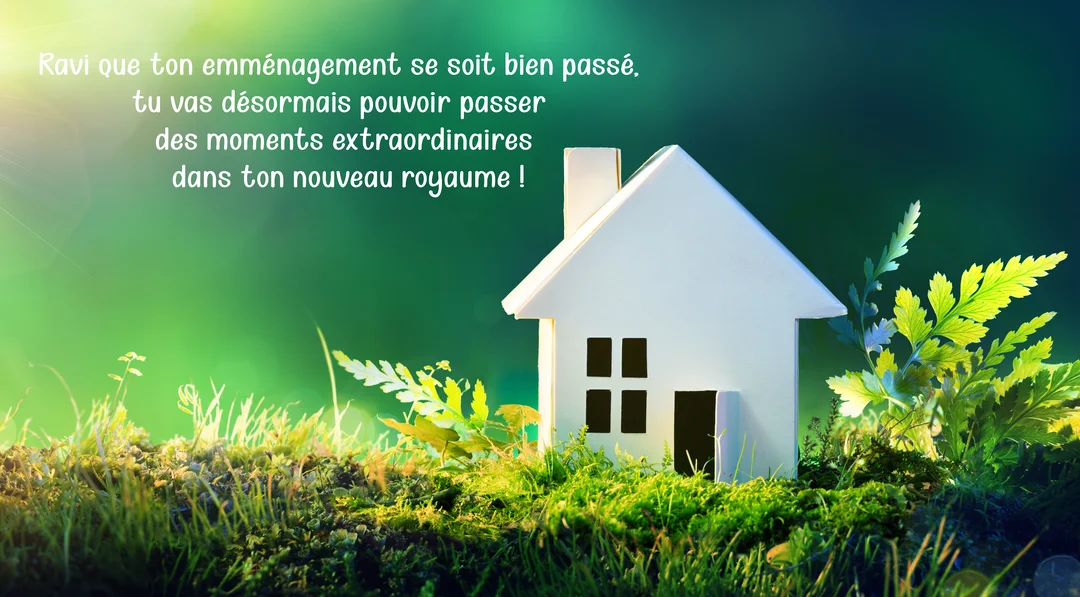 Une maquette de maison blanche miniature est posée sur de la mousse verte, avec des fougères, sur un fond vert lumineux et flou.