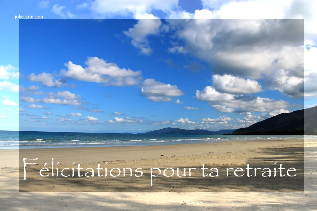 Paysage d'une plage tropicale avec du sable clair, une mer turquoise et un grand ciel bleu parsemé de quelques nuages blancs.
