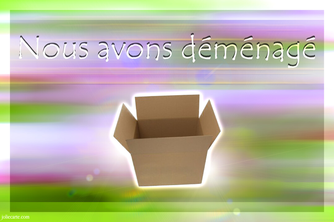 Un carton de déménagement vide et ouvert est placé au centre sur un fond abstrait aux lignes horizontales vertes et violettes.