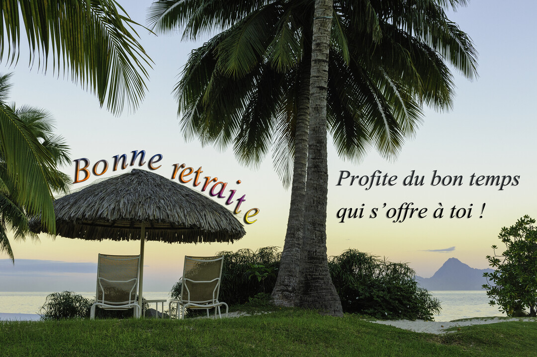 Une scène de plage paradisiaque au crépuscule avec deux transats vides sous un parasol en paille, faisant face à l'océan et aux palmiers.