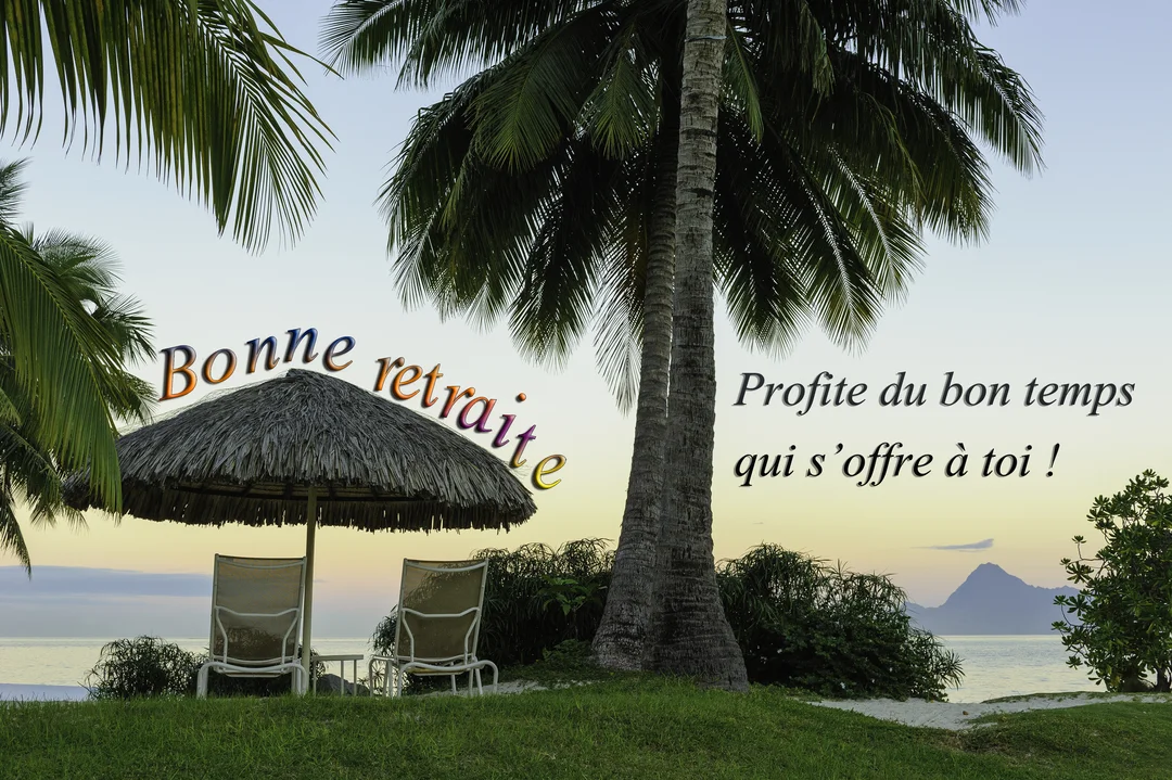 Une scène de plage paradisiaque au crépuscule avec deux transats vides sous un parasol en paille, faisant face à l'océan et aux palmiers.