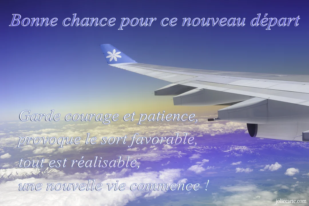 Une aile d'avion survole une mer de nuages sous un ciel bleu dégradé, illustrant le concept d'un voyage vers un nouvel horizon.