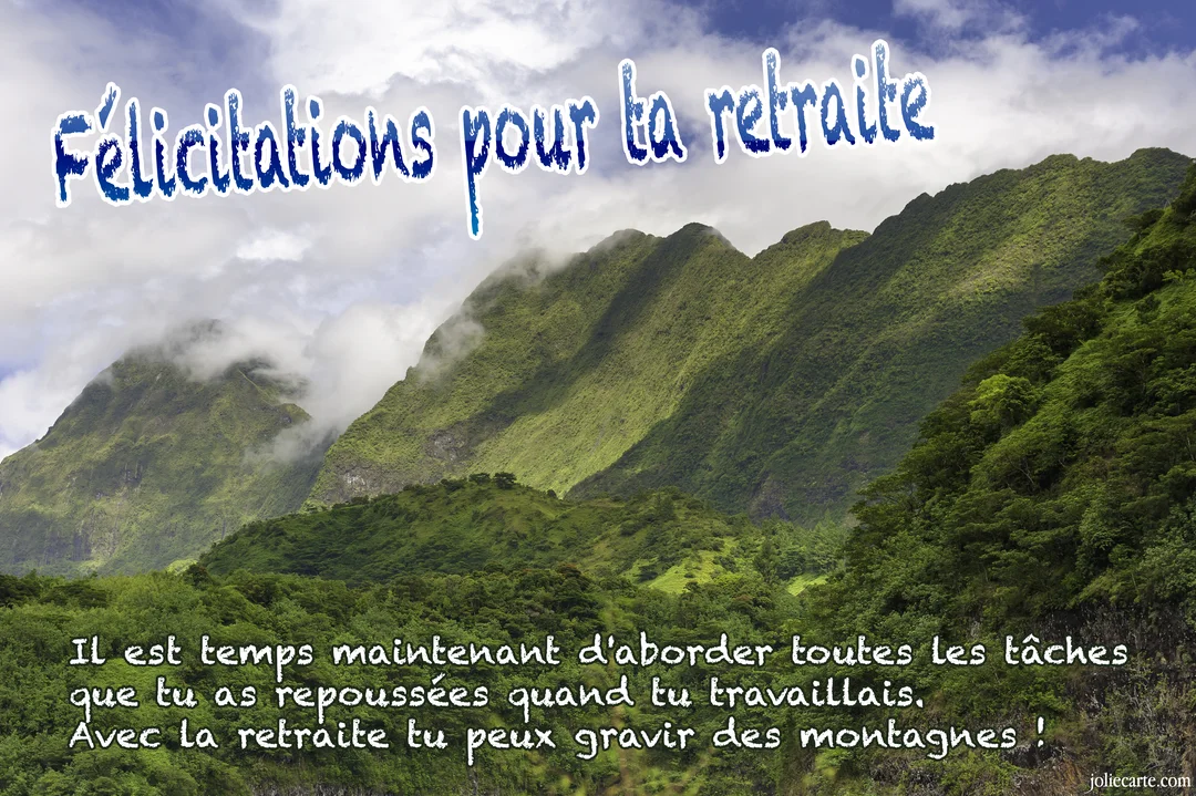 Paysage de montagnes luxuriantes sous un ciel bleu parsemé de nuages, avec un message de félicitations pour la retraite en superposition.