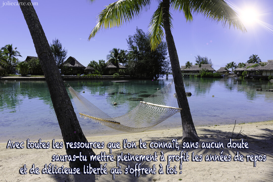 Une scène de plage paradisiaque avec un hamac vide tendu entre deux palmiers, face à un lagon bleu et des bungalows sur pilotis.