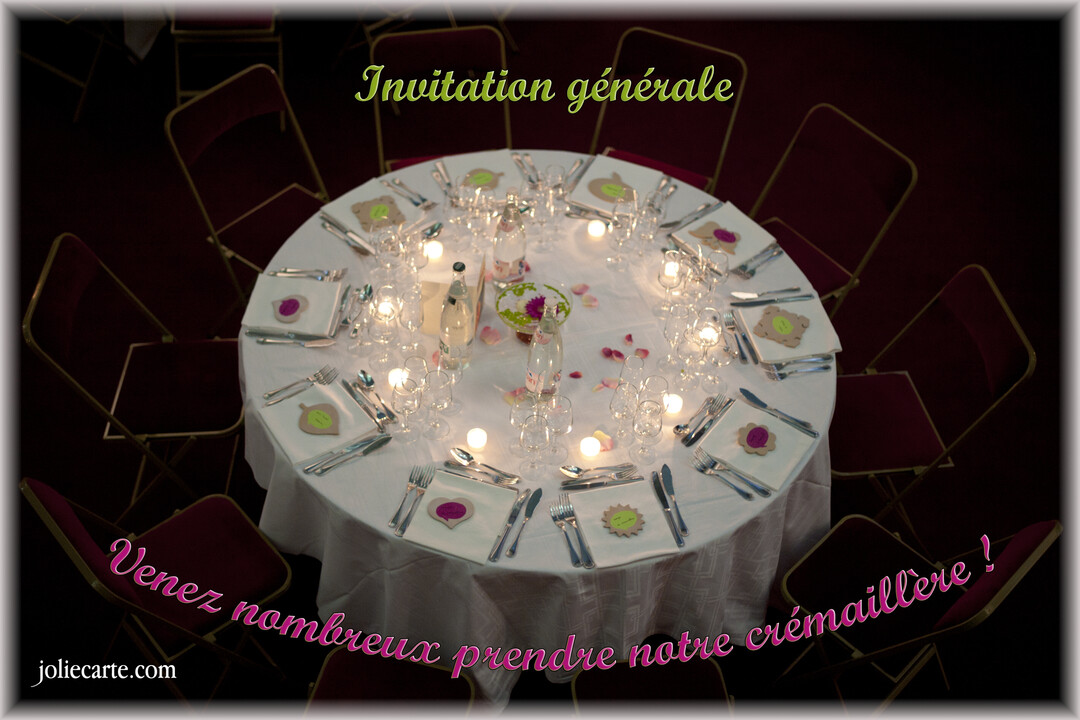 Vue plongeante d'une table de réception ronde, dressée pour plusieurs convives, éclairée par des bougies dans une ambiance tamisée et festive.