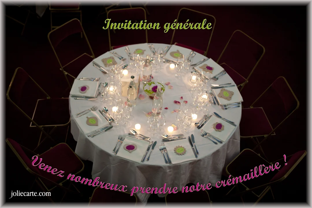 Vue plongeante d'une table de réception ronde, dressée pour plusieurs convives, éclairée par des bougies dans une ambiance tamisée et festive.