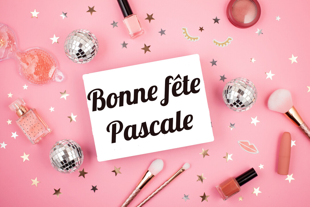 Une composition à plat sur fond rose, avec des cosmétiques, des boules à facettes et une carte souhaitant 'Bonne fête Pascale'.