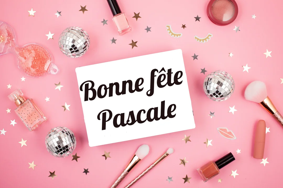 Une composition à plat sur fond rose, avec des cosmétiques, des boules à facettes et une carte souhaitant 'Bonne fête Pascale'.