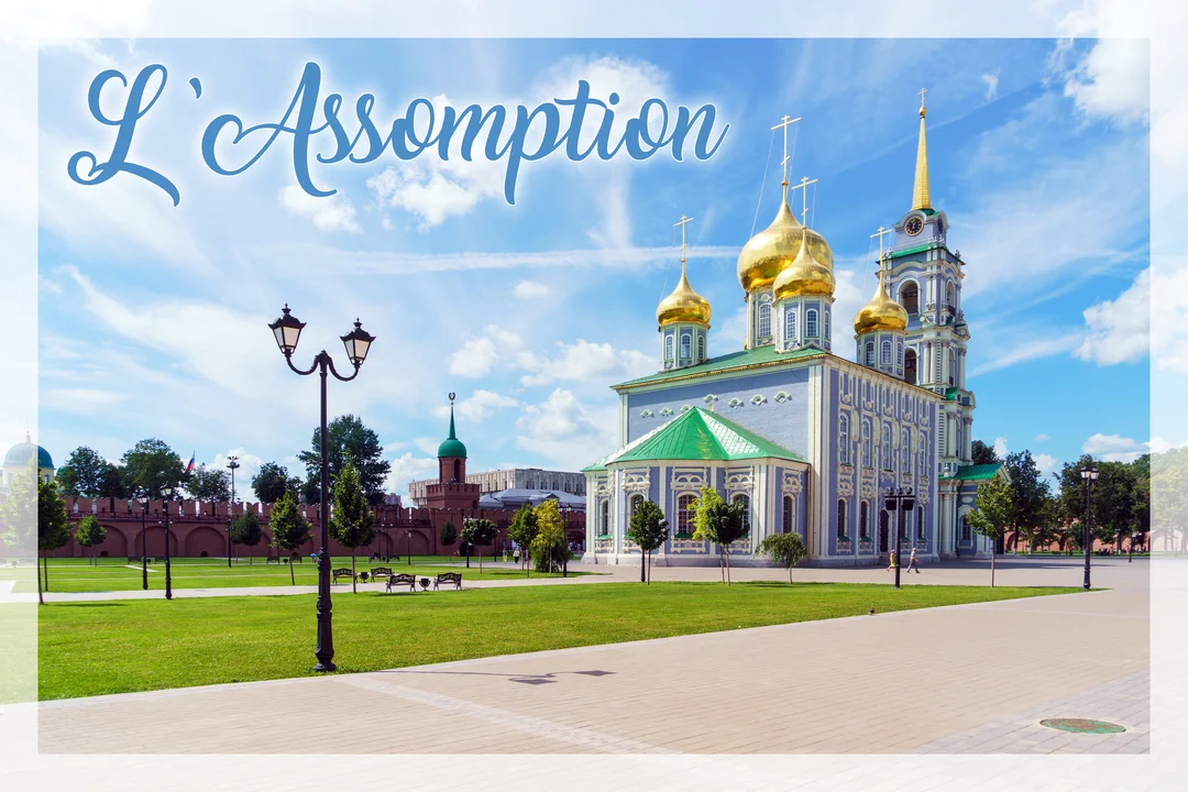 Une cathédrale orthodoxe aux murs bleus et aux dômes dorés se dresse dans un parc verdoyant sous un ciel d'été ensoleillé.